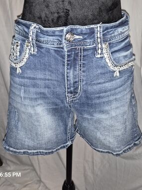 Grace Blue Embroidered Pocket Denim Shorts Sz 29